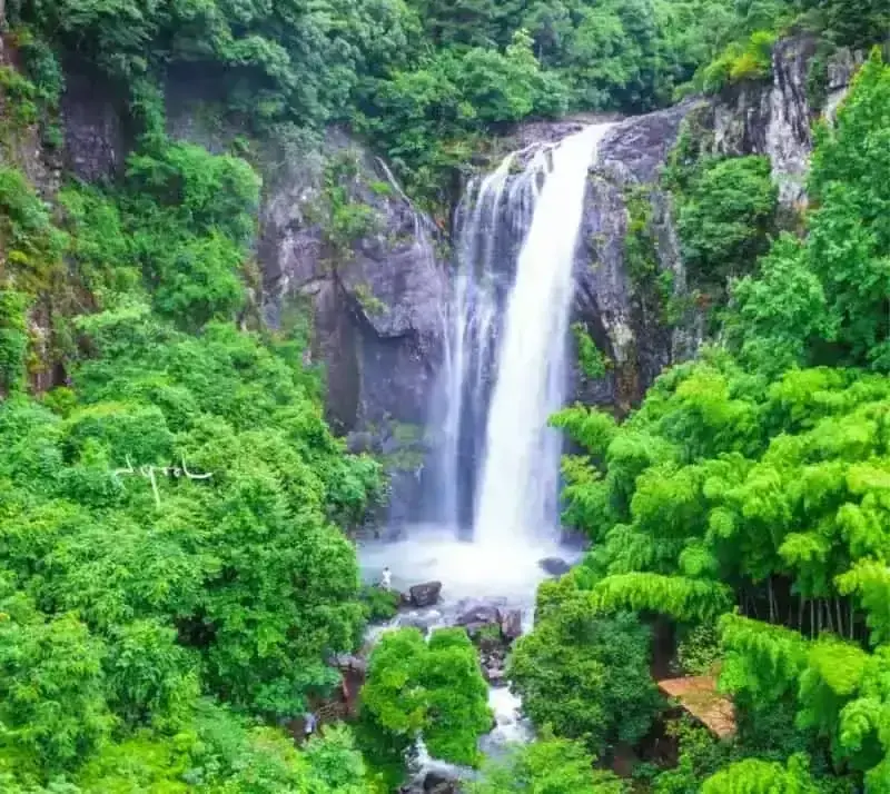 Водопад Яньцаншань (雁苍山瀑布)