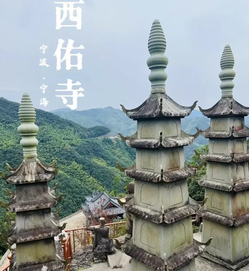 Древний храм Xiyou Temple среди гор и бамбуковых рощ