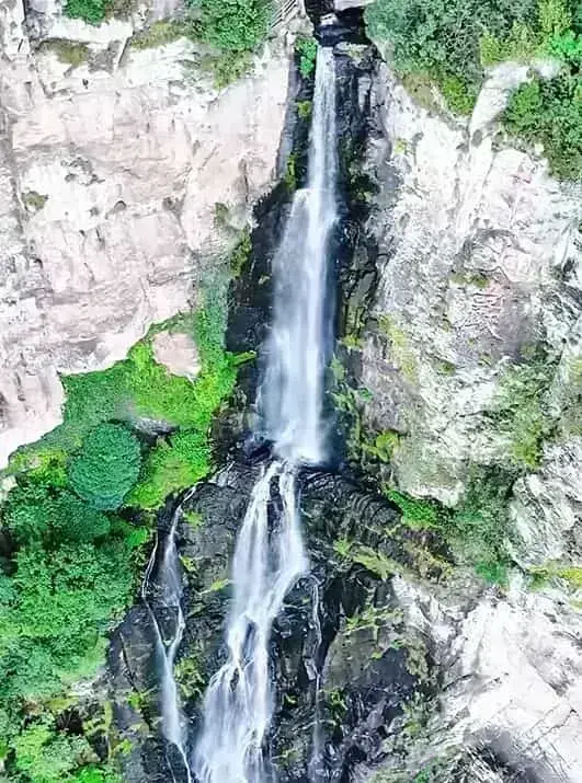 Гора Сюэдоушань (雪窦山) с видом на статую Будды Майтреи