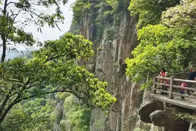 Святилище Майтреи (弥勒圣坛) архитектура