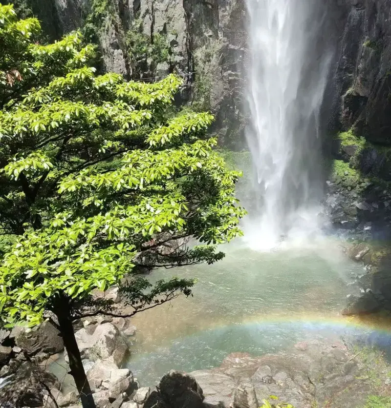 Нижний viewpoint на водопад, вид снизу вверх