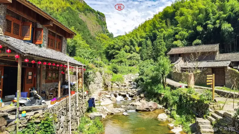 Каменная улочка с домами, увитыми плющом