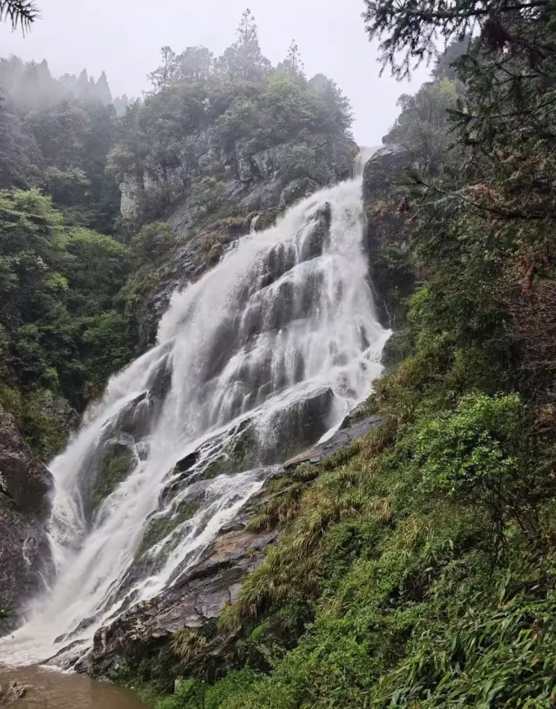 Водопад Снежные хлопья (雪花漈) — водяная пыль, похожая на снег