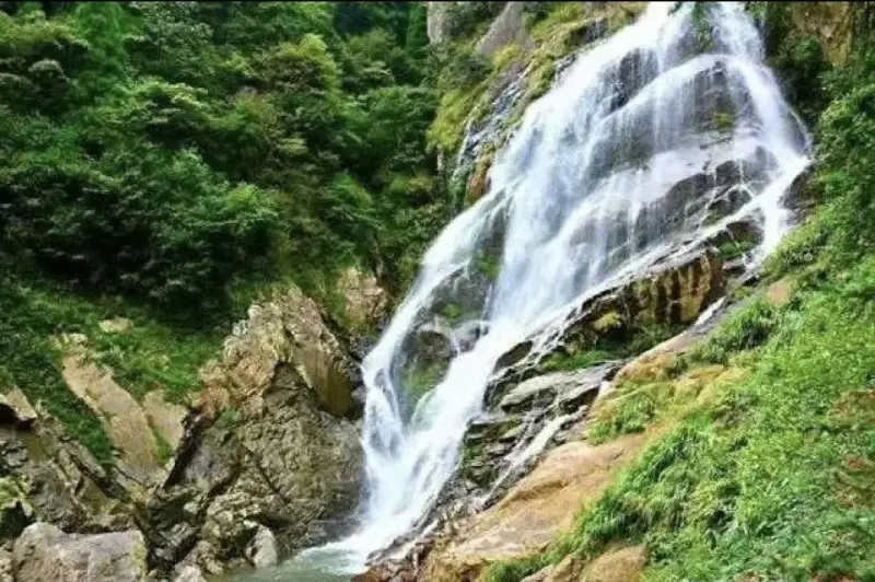 Храм Шицзи с видом на водопад