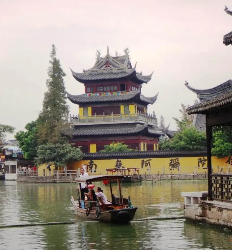 Водные каналы Чжуцзяцзяо с отражениями старинных зданий
